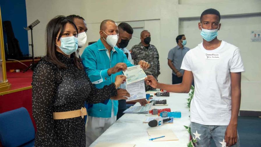 Entregan cheques para alquiler a damnificados de la tormenta Laura