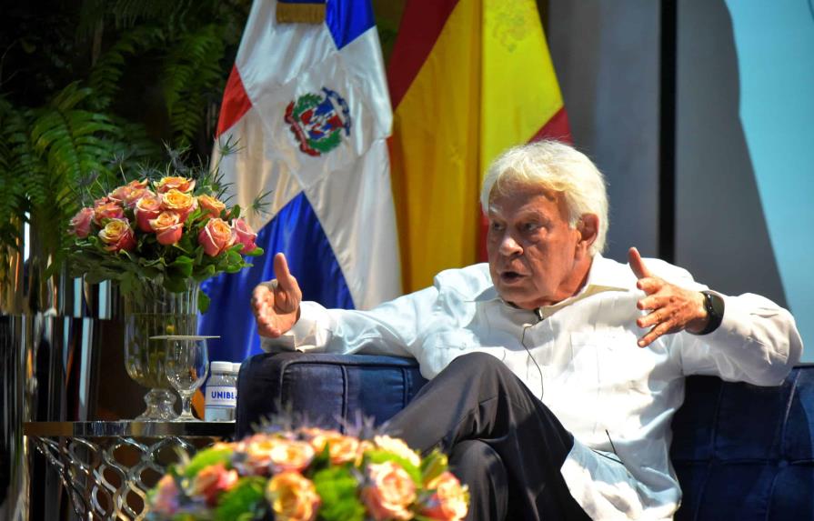 Felipe González llama a trabajar por la democracia