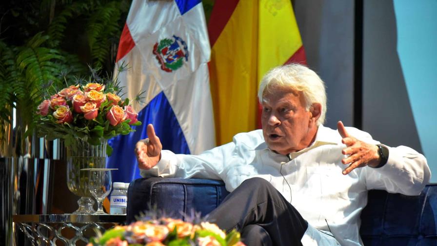 Felipe González llama a trabajar por la democracia