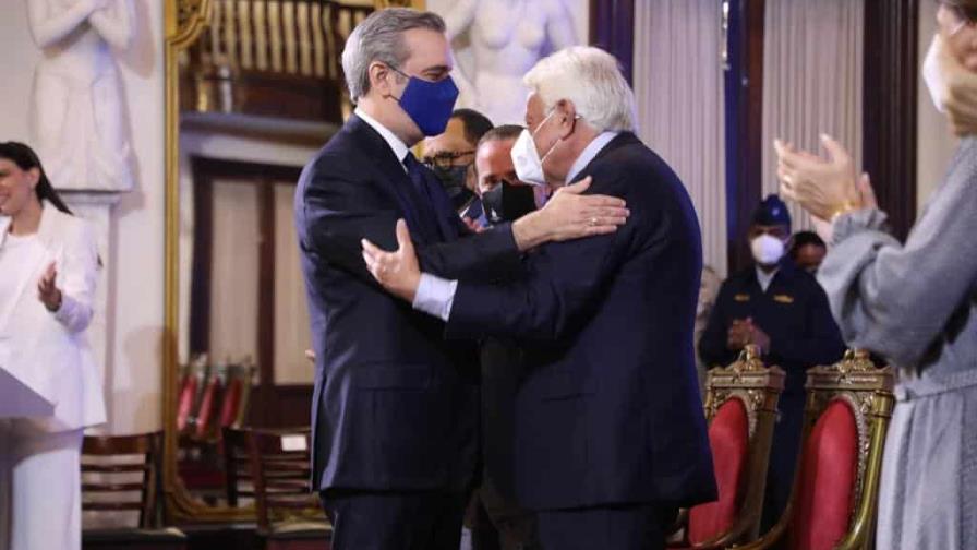 Abinader concede nacionalidad a Felipe González, expresidente de España