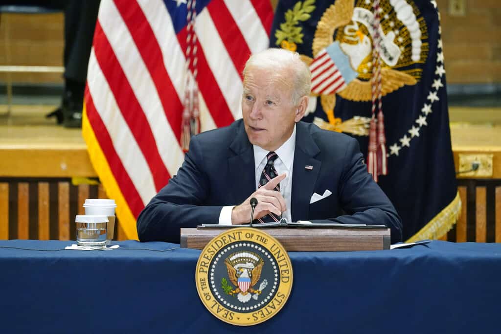 El presidente Joe Biden habla en un evento para discutir estrategias de violencia armada, en la sede de la policía, el jueves 3 de febrero de 2022, en Nueva York. El alcalde de la ciudad de Nueva York, Eric Adams, está sentado a la izquierda.