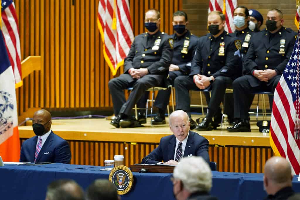 El presidente Joe Biden habla en un evento para discutir estrategias de violencia armada, en la sede de la policía, el jueves 3 de febrero de 2022, en Nueva York. El alcalde de la ciudad de Nueva York, Eric Adams, está sentado a la izquierda.