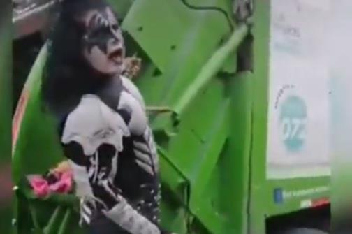 Recolector de basura se viste como Kiss y Gene Simmons lo elogia