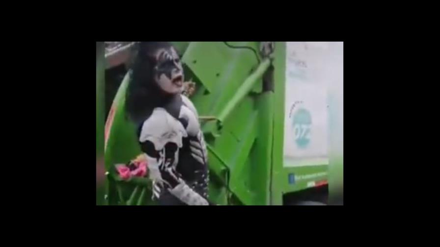 Recolector de basura se viste como Kiss y Gene Simmons lo elogia Recolector de basura se viste como Kiss y Gene Simmons lo elogia