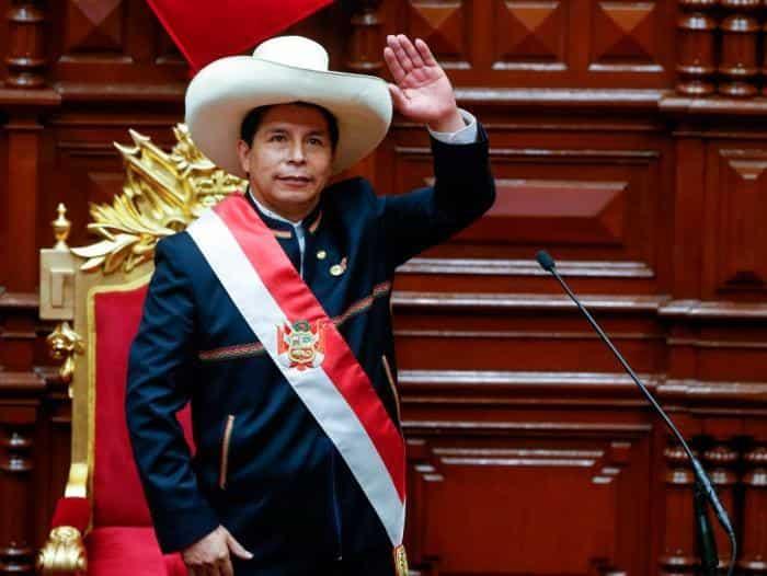 Gobierno de Perú inicia nueva etapa de gestión entre críticas de la oposición