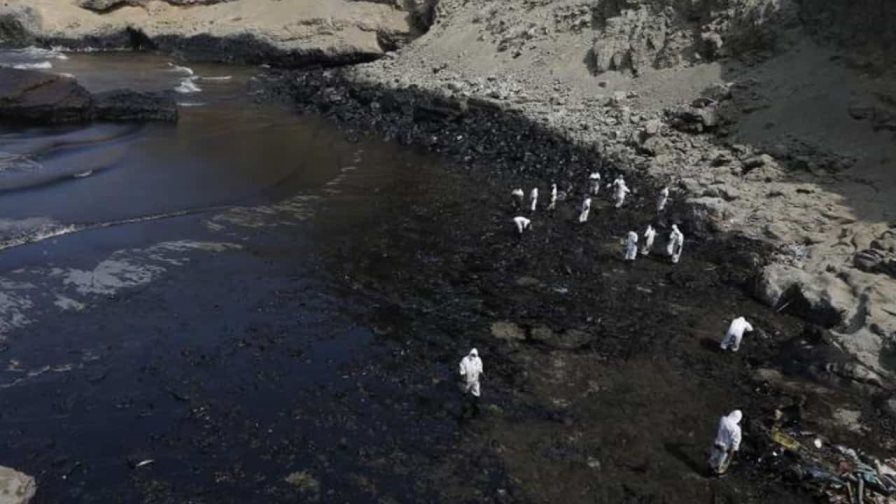 Marina de Perú reporta nuevo derrame de petróleo en el sur de Lima