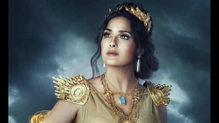 Salma Hayek se convierte en diosa griega en comercial de BMW en el Super Bowl