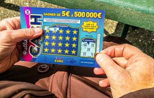 Tiene 86 años, ganó la lotería y compartirá el premio con el vendedor del billete