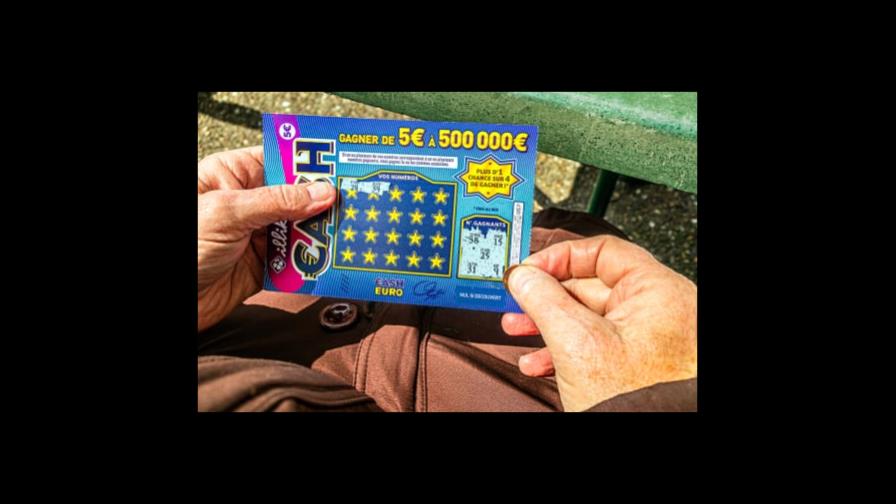 Tiene 86 años, ganó la lotería y compartirá el premio con el vendedor del billete Tiene 86 años, ganó la lotería y compartirá el premio con el vendedor del billete