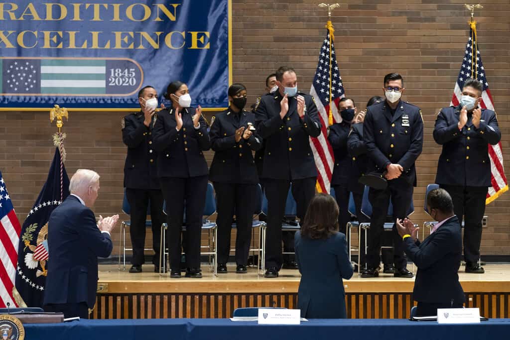 El presidente Joe Biden habla en un evento para discutir estrategias de violencia armada, en la sede de la policía, el jueves 3 de febrero de 2022, en Nueva York. El alcalde de la ciudad de Nueva York, Eric Adams, está sentado a la izquierda.