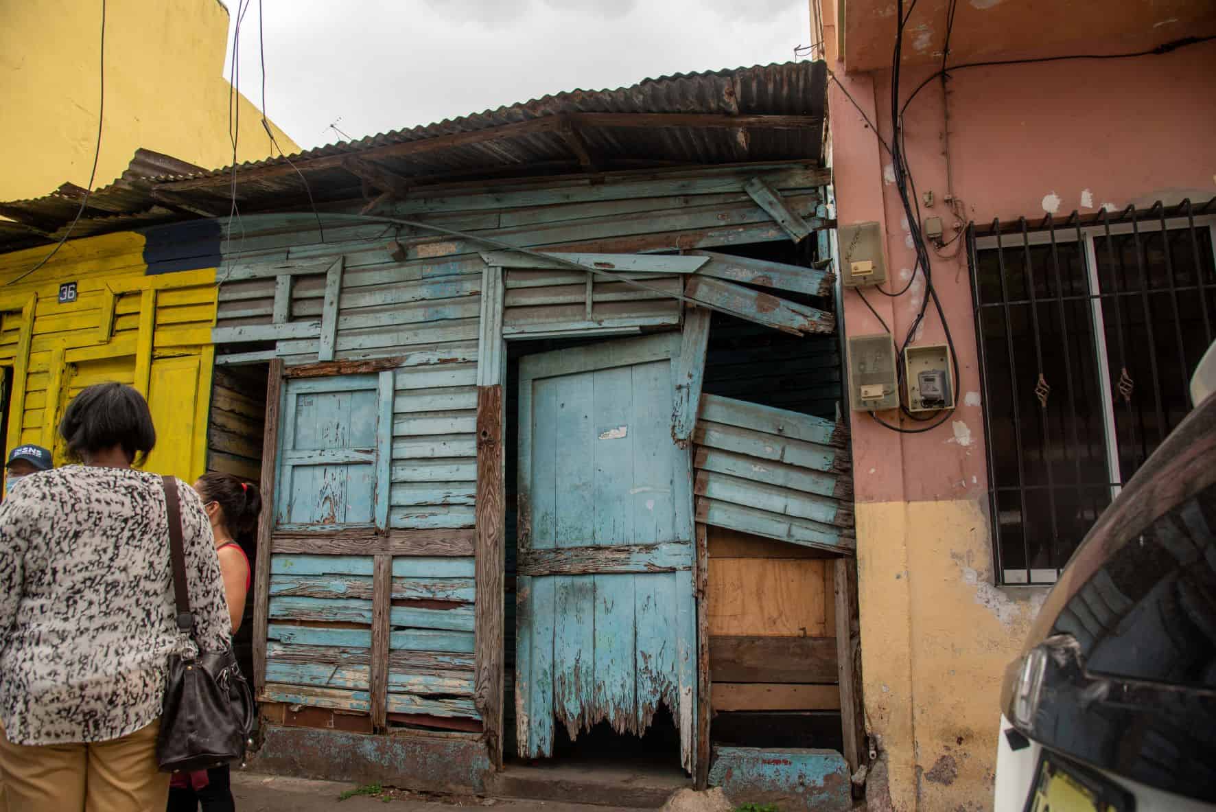 La casa esta ubicada en la cale Montecristi 36, San Carlos. 