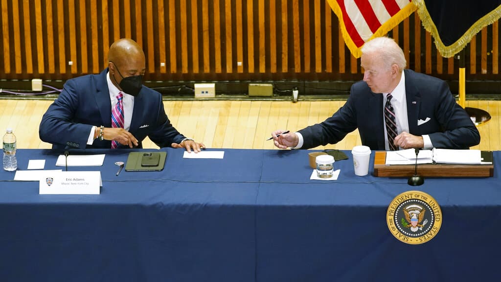 El presidente Joe Biden habla en un evento para discutir estrategias de violencia armada, en la sede de la policía, el jueves 3 de febrero de 2022, en Nueva York. El alcalde de la ciudad de Nueva York, Eric Adams, está sentado a la izquierda.