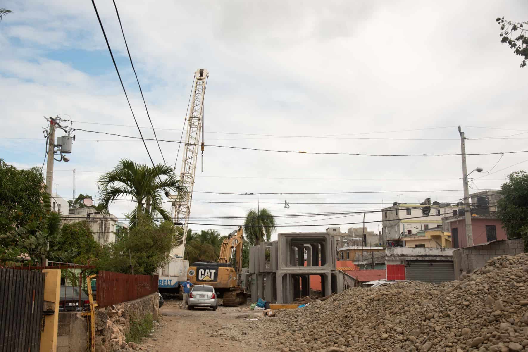 Trabajadores instalan el sistema sanitario