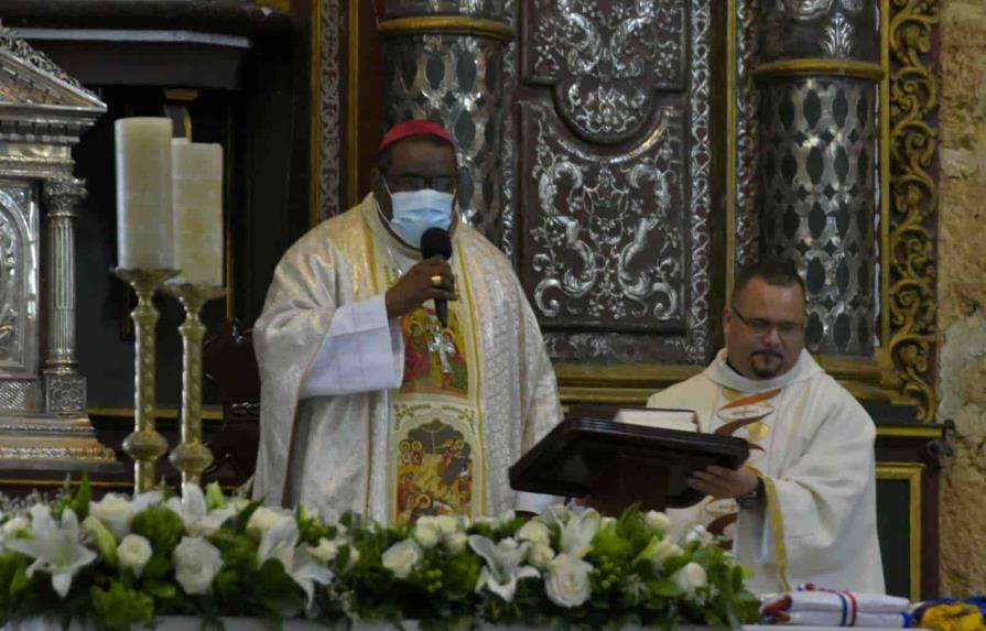 Monseñor Castro Marte pide paciencia a población ante aumento precio de combustibles