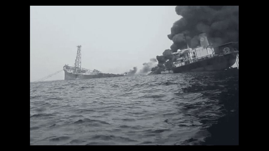 Buque petrolero explota frente a la costa de Nigeria Buque petrolero explota frente a la costa de Nigeria