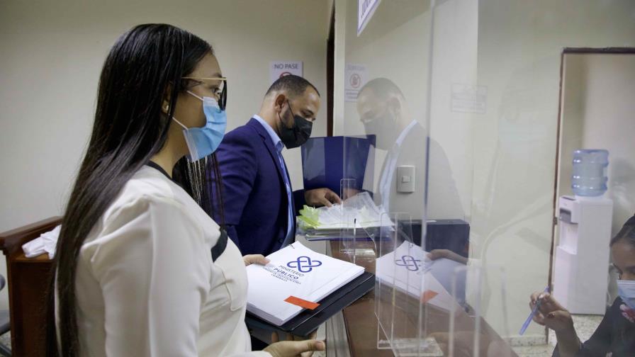 Presentan acusación contra 9 policías por muerte de esposos en Villa Altagracia