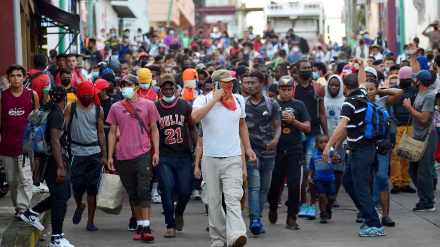 Migrantes inician huelga de hambre para presionar visados en México