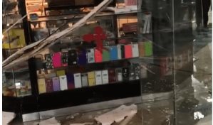 Se desploma un pedazo de plafón del segundo piso de una plaza comercial en Santiago