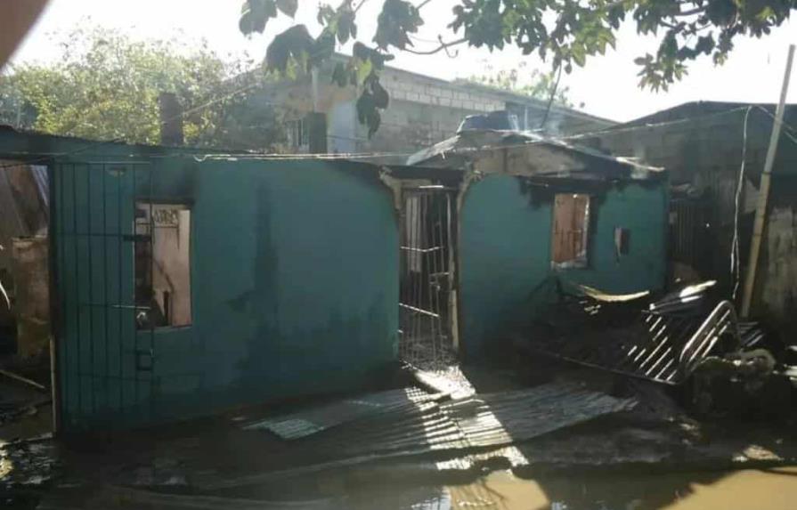 Incendio destruye cuatro viviendas y ocupantes quedan a la intemperie en San Pedro de Macorís