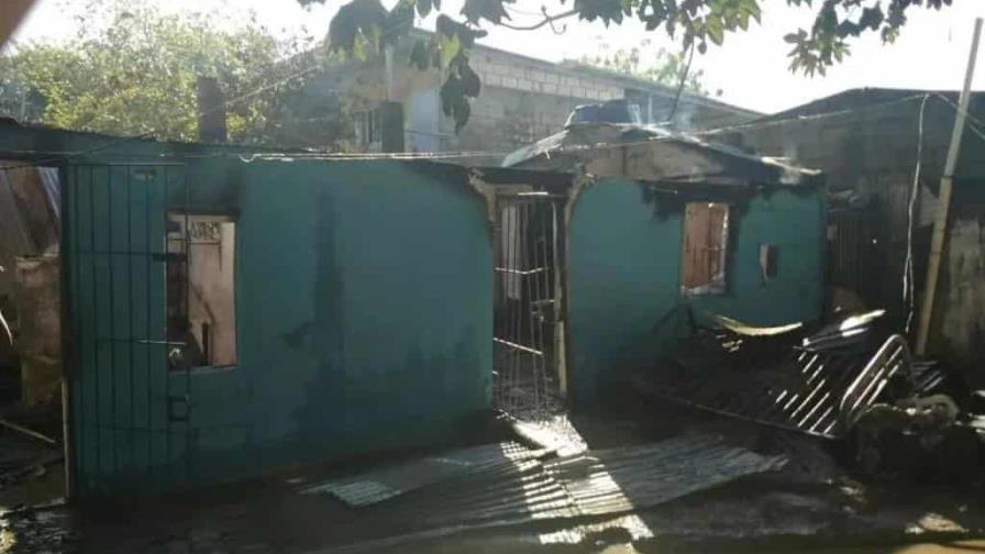 Incendio destruye cuatro viviendas y ocupantes quedan a la intemperie en San Pedro de Macorís