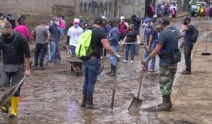 Ciudadanos se unen a limpieza en Quito por aluvi&oacute;n que deja 28 muertos