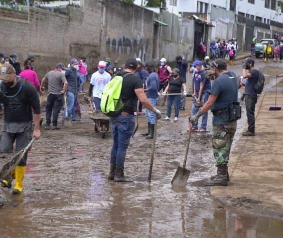 Ciudadanos se unen a limpieza en Quito por aluvión que deja 28 muertos