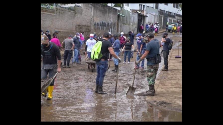 Ciudadanos se unen a limpieza en Quito por aluvión que deja 28 muertos