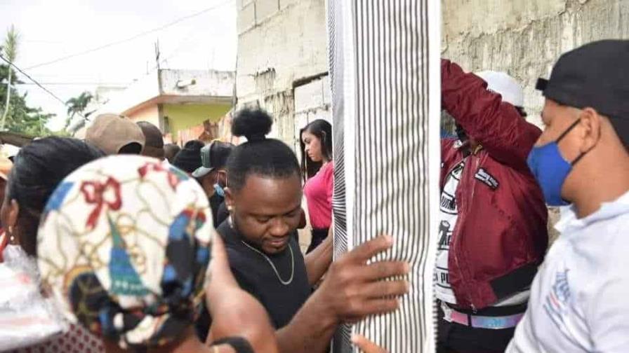 Autoridades de San Pedro de Macorís ayudan a familias afectadas por incendio