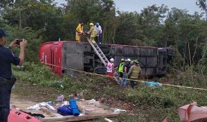 Al menos 9 muertos deja choque de autobús turístico en sureste de México