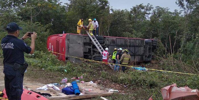 Al menos 9 muertos deja choque de autobús turístico en sureste de México