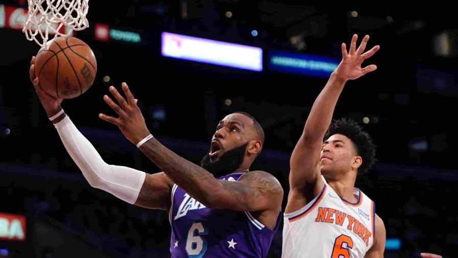 VIDEO | LeBron vuelve con triple doble; Lakers ganan en prórroga