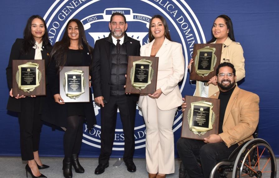 Consulado Dominicano en NY entrega reconocimientos a jóvenes de la diáspora