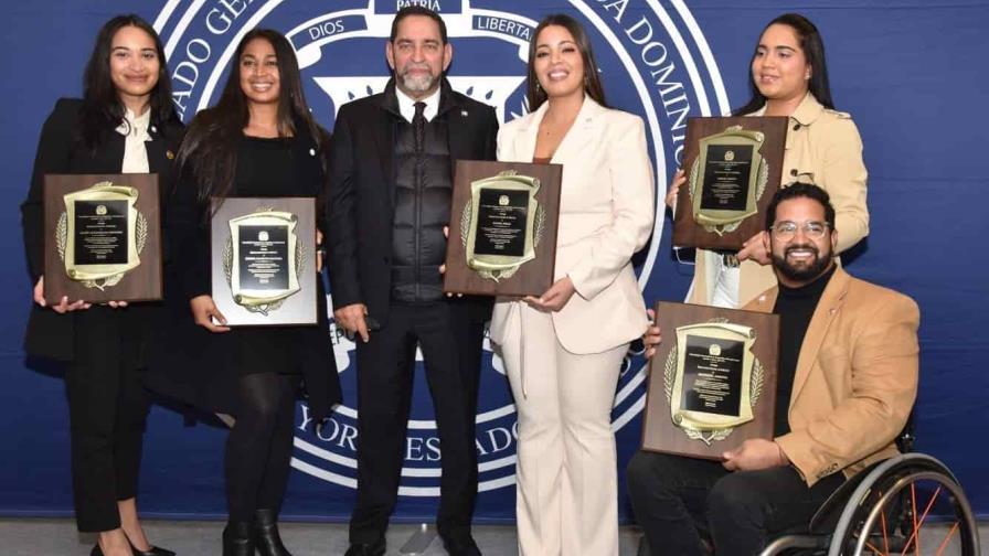 Consulado Dominicano en NY entrega reconocimientos a jóvenes de la diáspora Consulado Dominicano en NY entrega reconocimientos a jóvenes de la diáspora