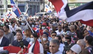 Decenas de personas protestan en el parque Independencia contra exigencia de vacuna anticovid
