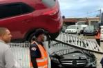 Una mujer pierde el control de su yipeta y se estrella contra un dealer de la 27 de Febrero