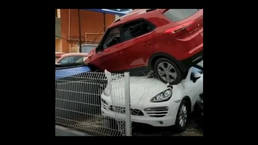 Estiman daños millonarios tras mujer impactar con su vehículo dealer de la 27 de Febrero