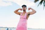 Vestido y en tacones, Bad Bunny posa en campaña de moda Vestido y en tacones, Bad Bunny posa en campaña de moda