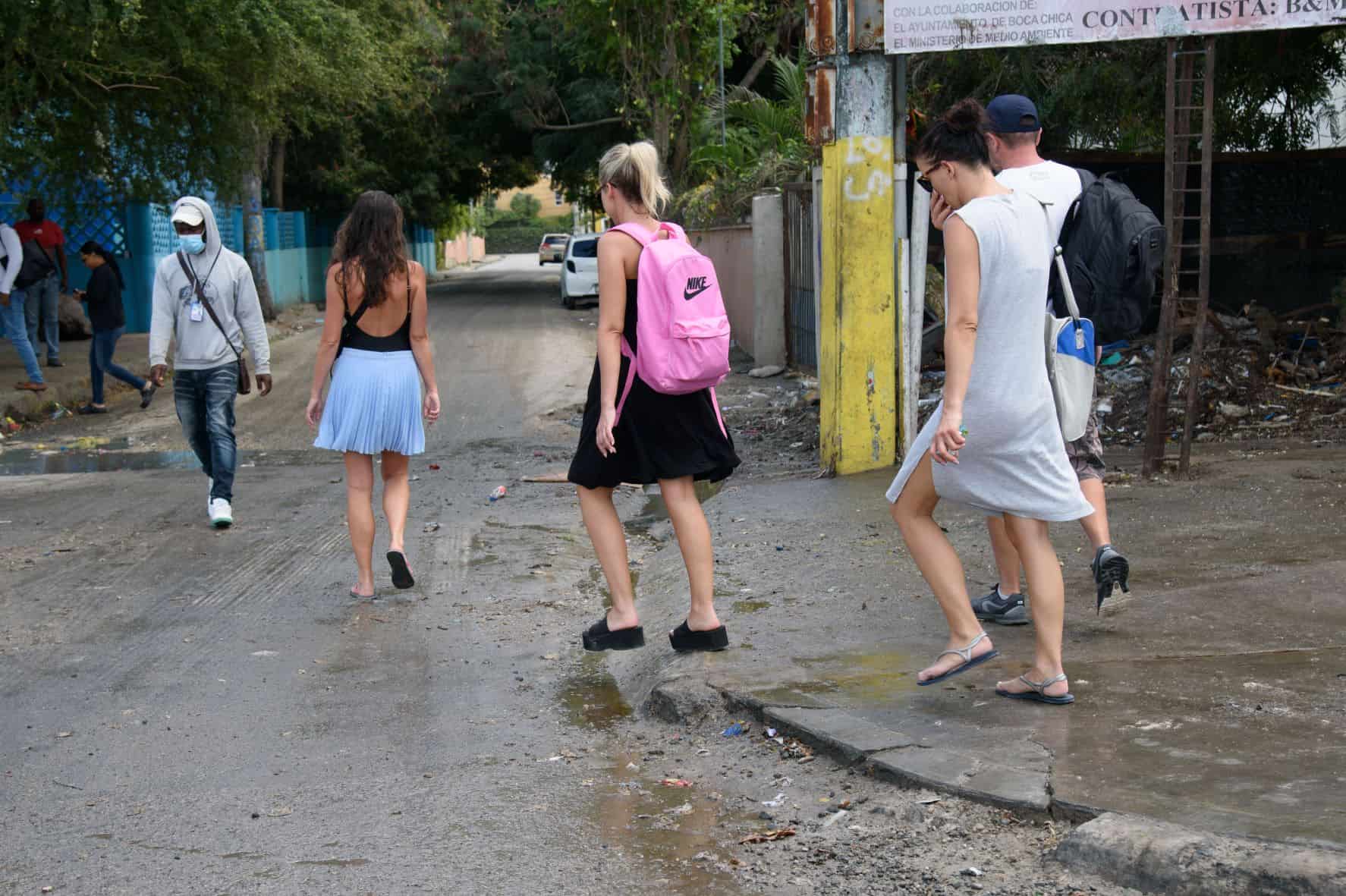 Turistas se tapan la nariz por el mal olor cerca de lugar Máximo Playa