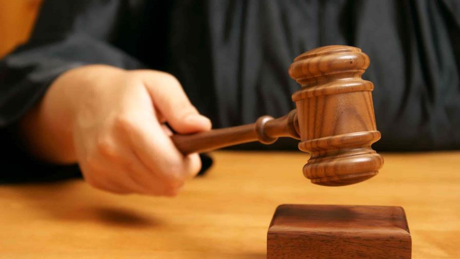 Tribunal dicta no ha lugar a favor de doctor acusado de violar a su hijo en Santiago