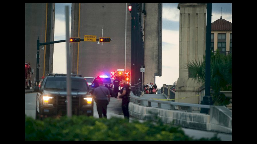 Muere ciclista al caer de puente levadizo en Florida