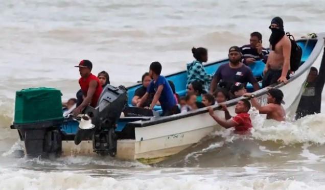 Muere bebé en persecución a barco con migrantes que zarparon desde Venezuela a Trinidad y Tobago