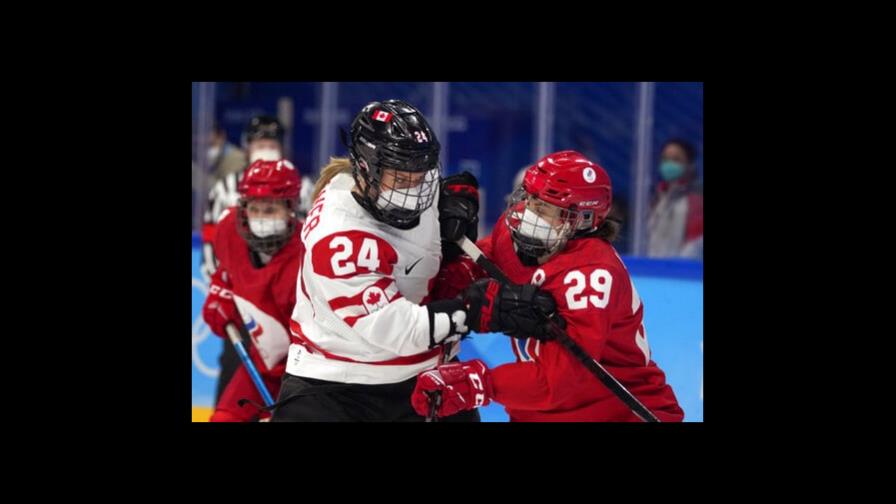 Canadá y Rusia usan mascarillas en duelo de hockey olímpico