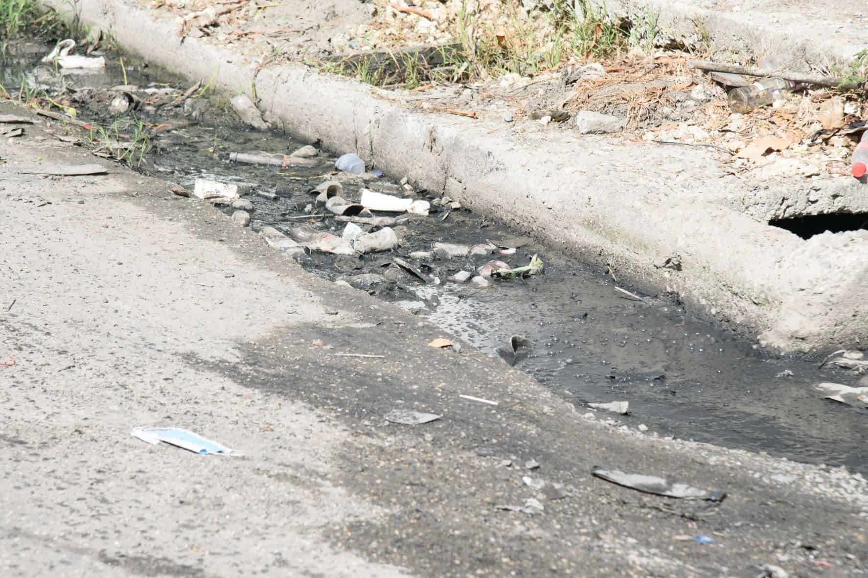 Agua cloacal en una calle de Boca Chica