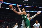 Giannis anota 28 puntos y Bucks vencen a Clippers