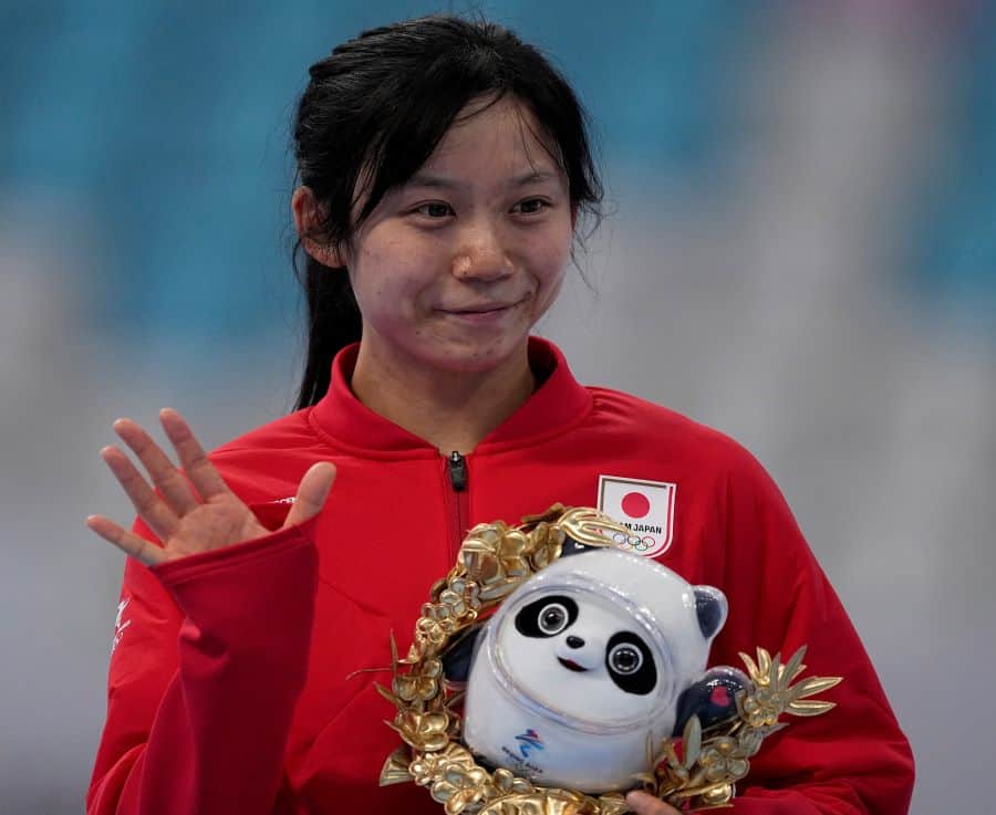 Miho Takagi de Japón en la ceremonia tras ganar la medalla de plata de patinaje sobre hielo en los Juegos Olímpicos de Invierno en Beijing el 7 de febrero de 2022.
