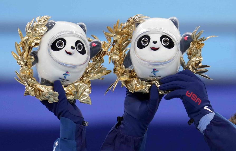 Campeones en juegos olímpicos reciben oso de peluche
