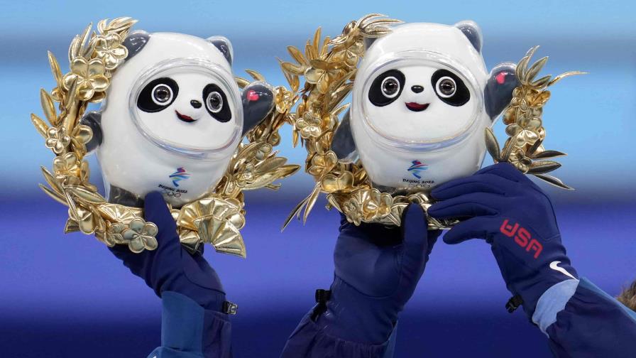 Campeones en juegos olímpicos reciben oso de peluche