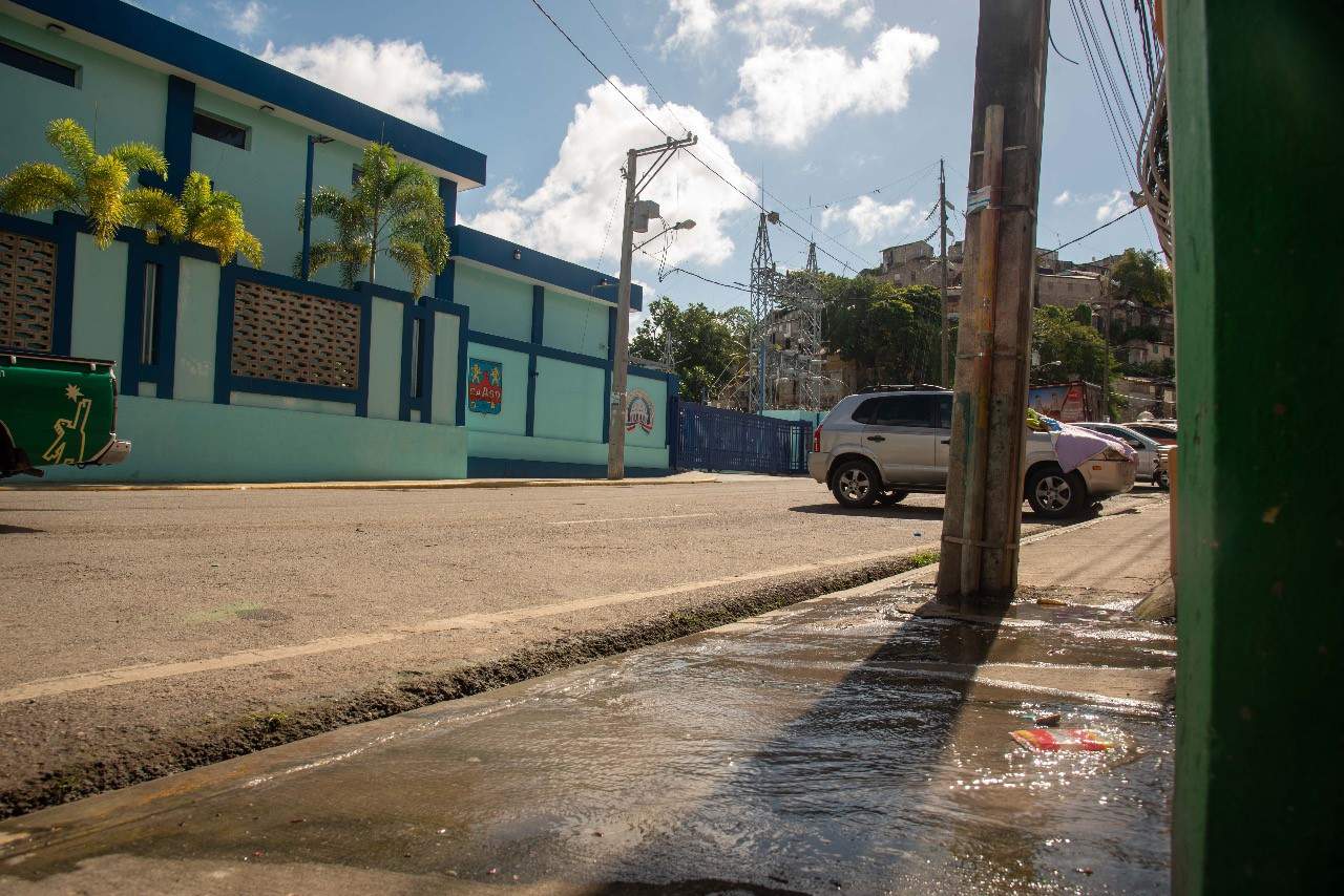 Agua sanitaria y al frente la estacion que impulsa el agua a la planta de tratamiento 
