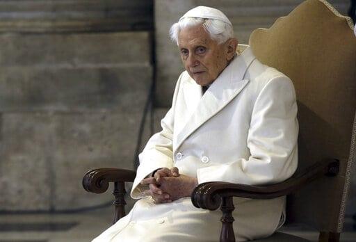 Miles de creyentes unidos en oración por la salud del papa emérito Benedicto XVI 