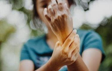 Notas movimientos involuntarios en tus extremidades? ¡Podría ser el  síndrome de la mano loca!